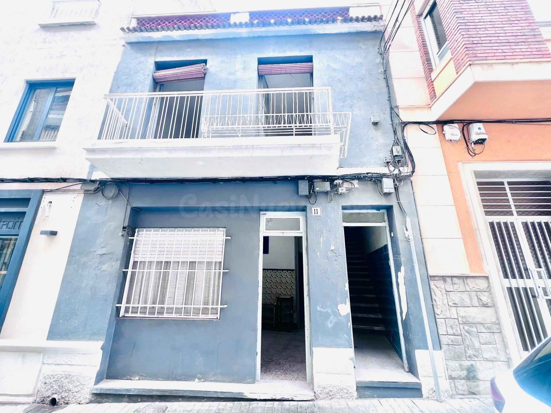 Oportunidad Única de Inversión en Santa Pola: Edificio para Reformar
