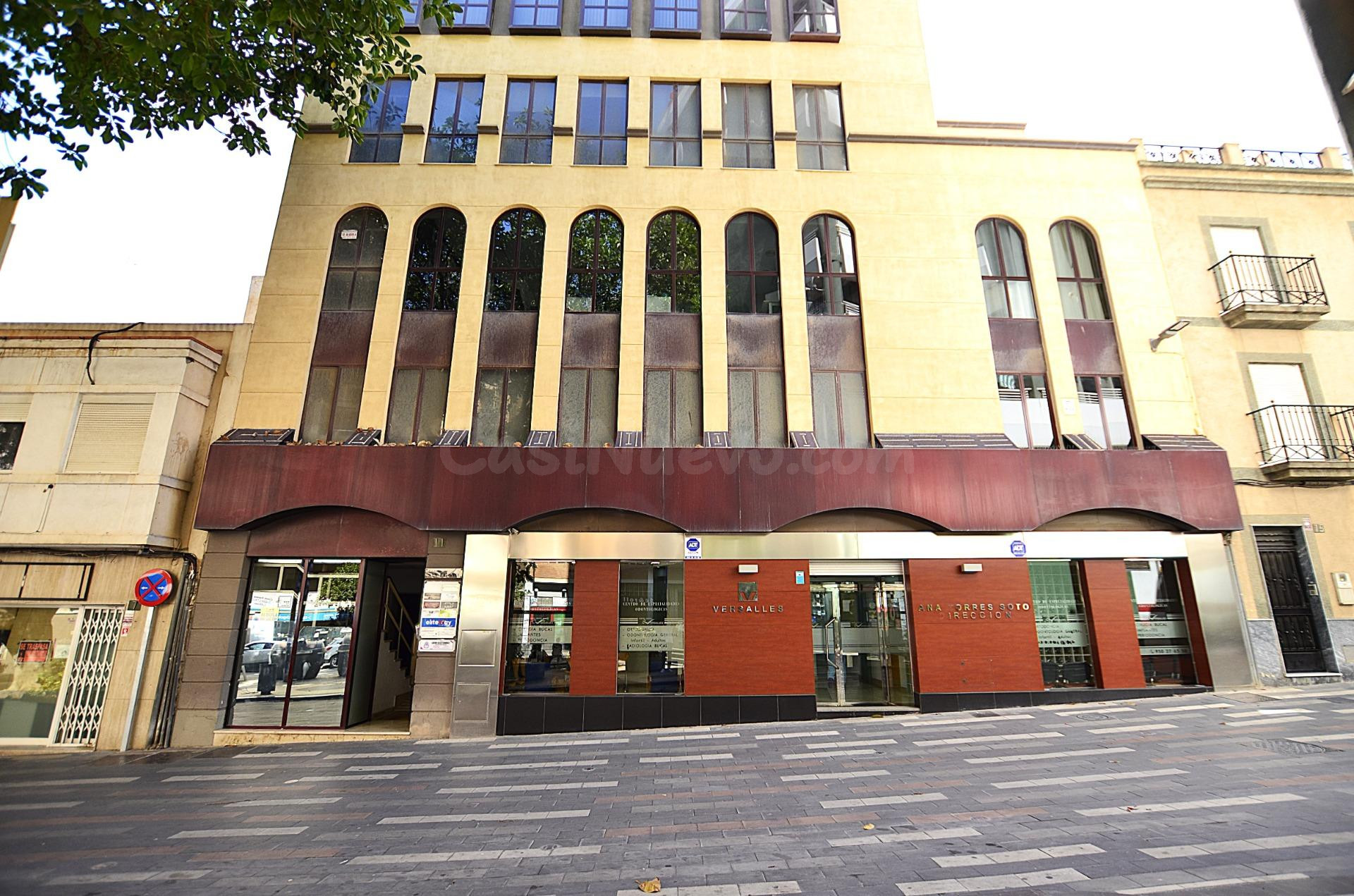 CENTRICA OFICINA EN ALQUILER PRÓXIMA A PUERTA PURCHENA