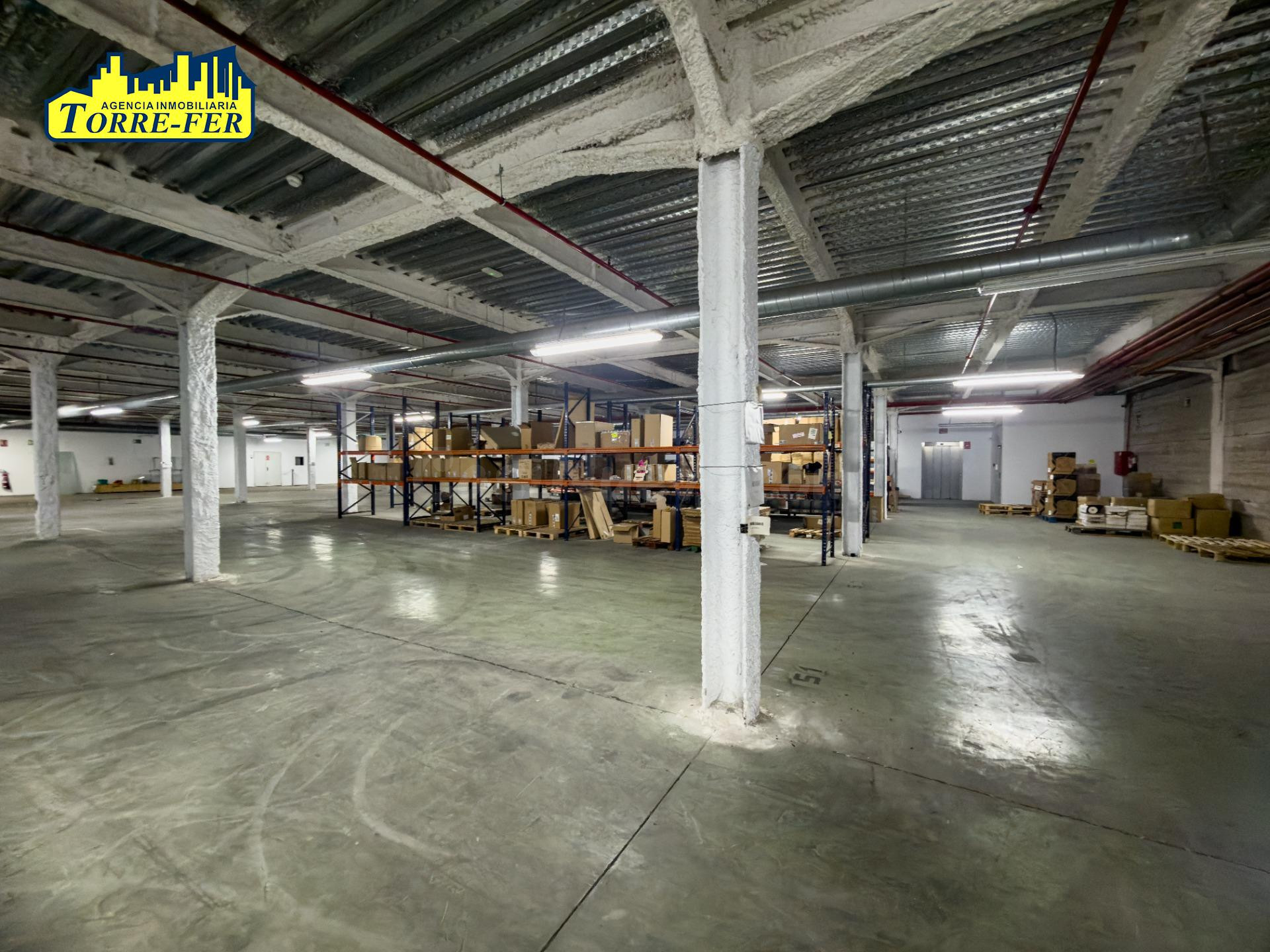 ¡Espacio diáfano en alquiler dentro de nave comercial!
