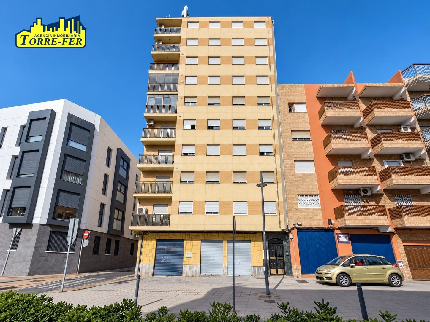 ¡AMPLIO PISO EXTERIOR DE 4 DORMITORIOS EN AVENIDA DE VILCHES, JUNTO CALLE GRANADA!