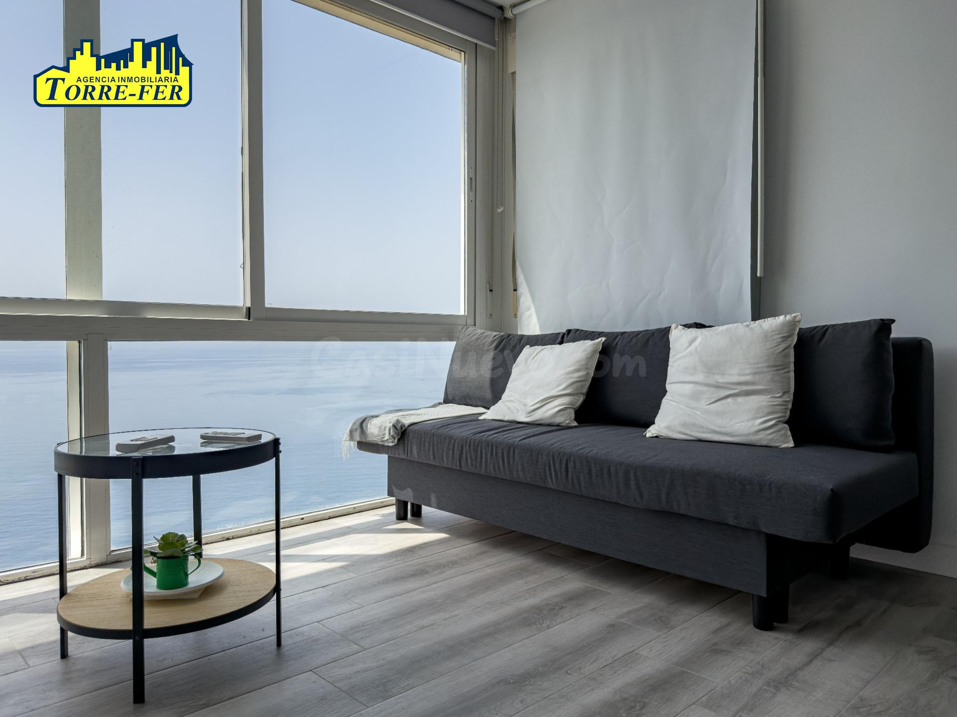¡Apartamento dúplex reformado y amueblado en alquiler de temporada con vistas al mar en Castell del Rey!