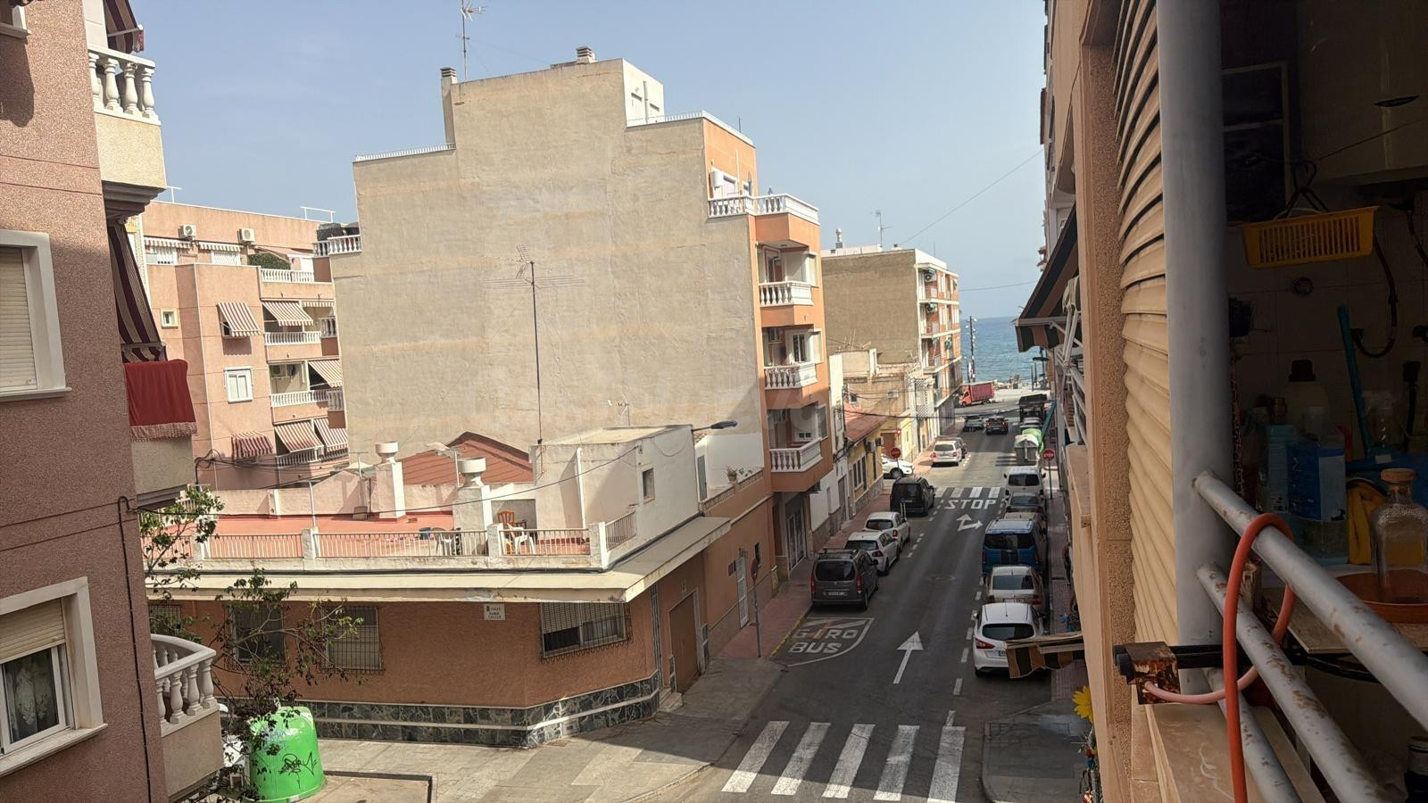 Amplio piso de 4 dormitorios en el centro de Torrevieja, a dos calles de la playa