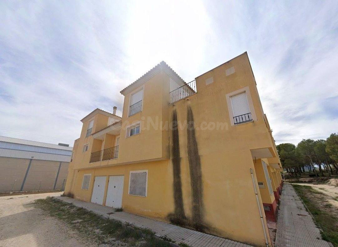Se vende CASA ADOSADA OKUPADA en Travesía Ctra. De Singla Nº 8 Caravaca de la Cruz (Murcia)