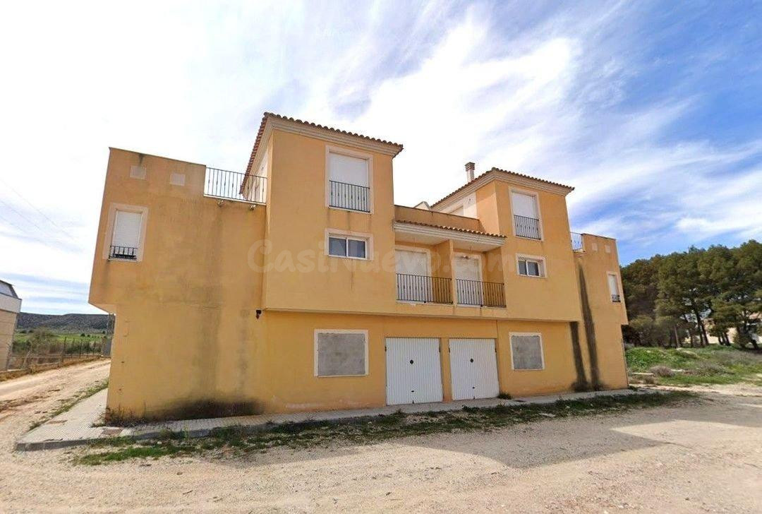 Se vende CASA ADOSADA OKUPADA en Travesía Ctra. De Singla Nº - foto 2