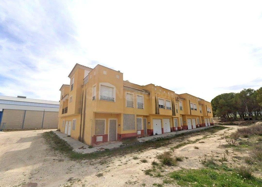 Se vende CASA ADOSADA OKUPADA en Travesía Ctra. De Singla Nº - foto 3