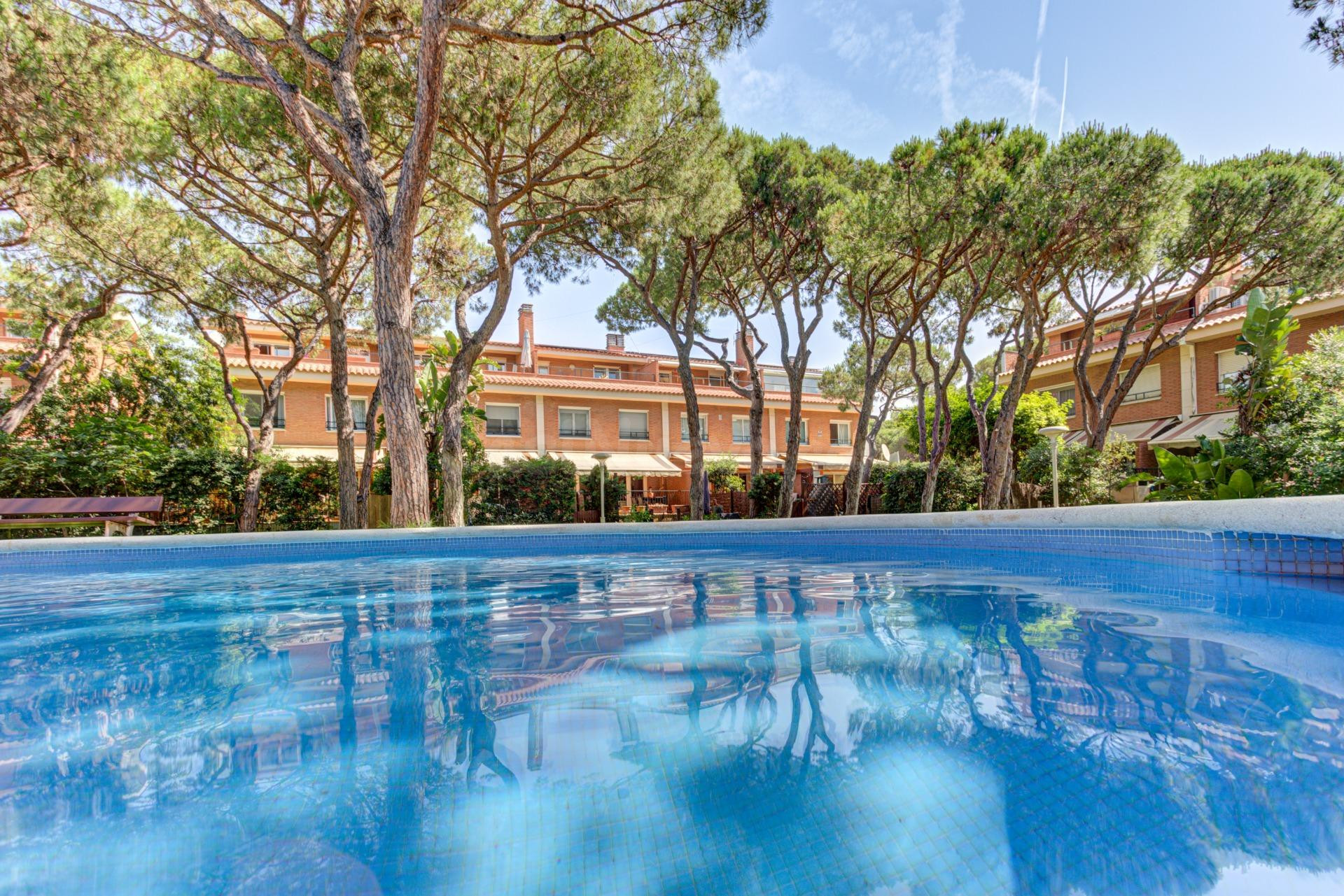 Encantadora Casa Adosada en Venta en Gavà – A Un Paso del Mar