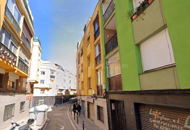 Se vende piso OKUPADO en Pirineus 102 de Santa Coloma de Gramenet, Barcelona.