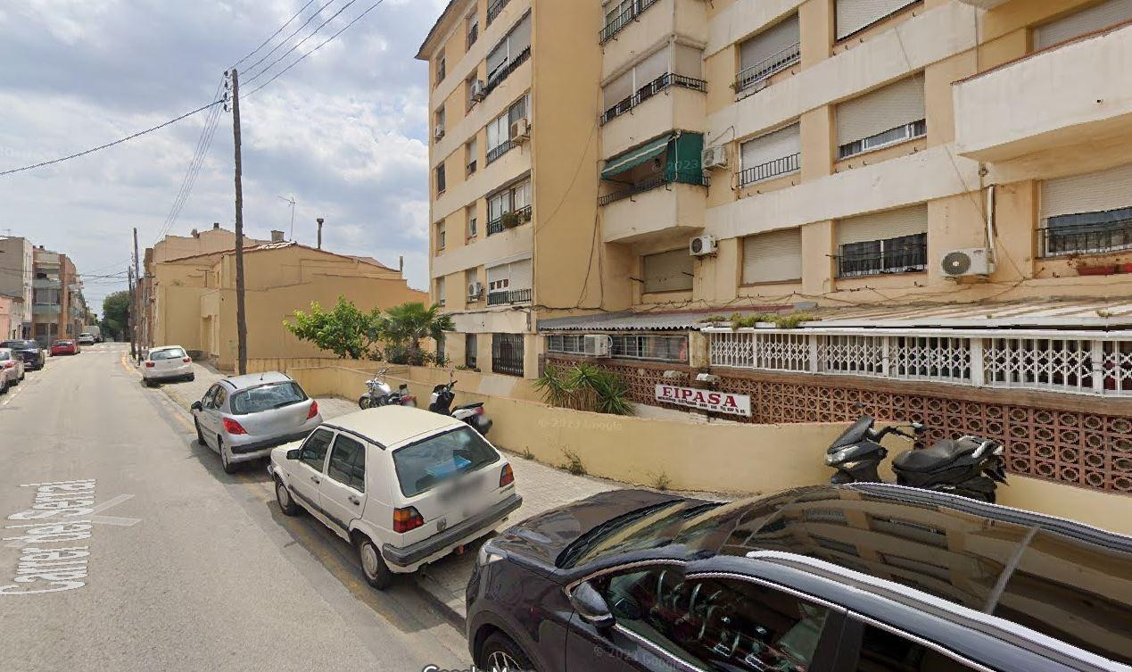 Se vende piso OKUPADO en Calle Serral 65 de Sant Vicenç dels Horts, Barcelona.