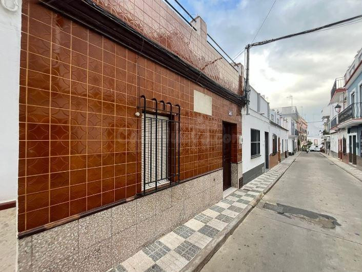 SE VENDE casa adosada OKUPA en C Azucena 12 de Cantillana