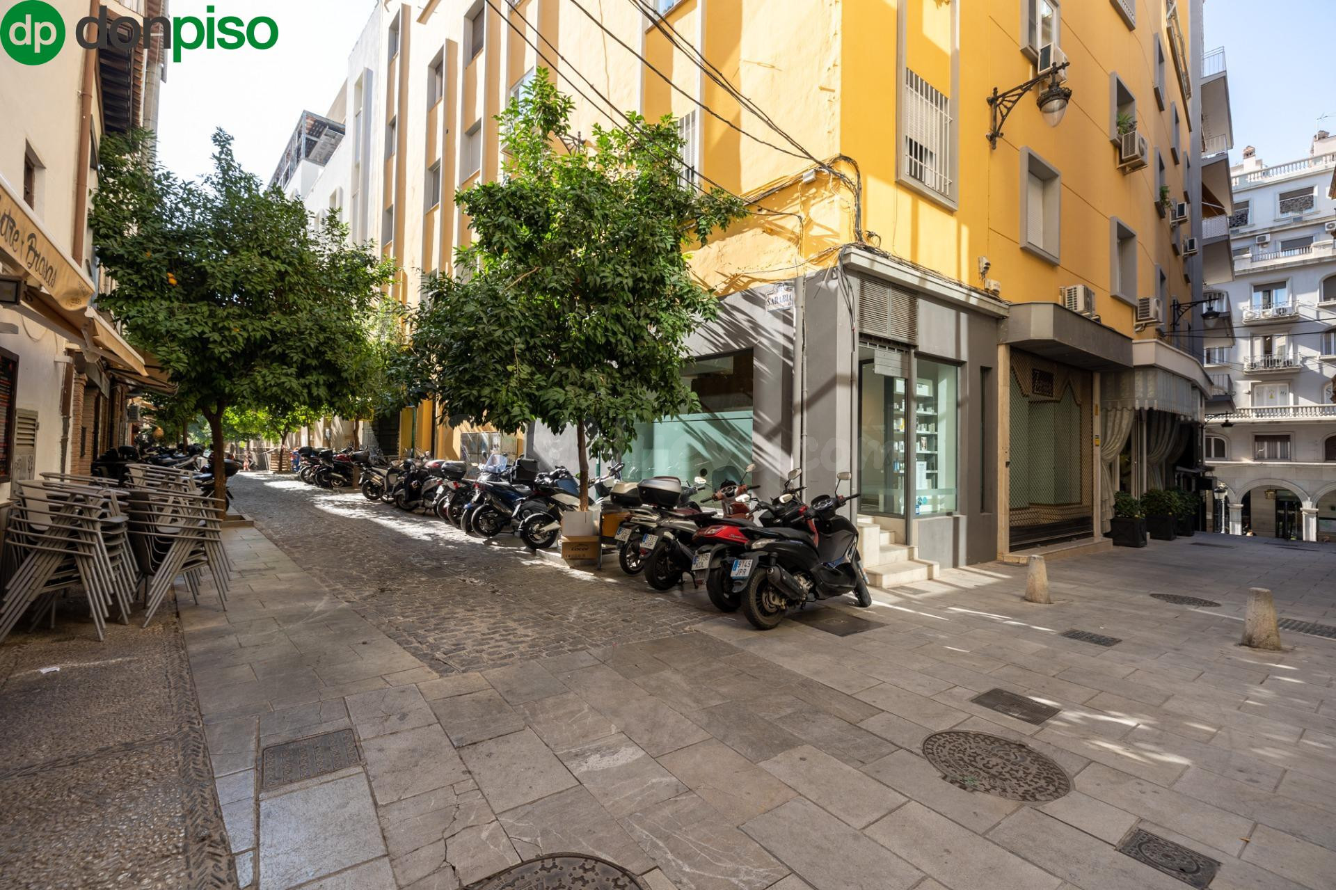 LOCAL COMERCIAL de 210 EN GRANADA.