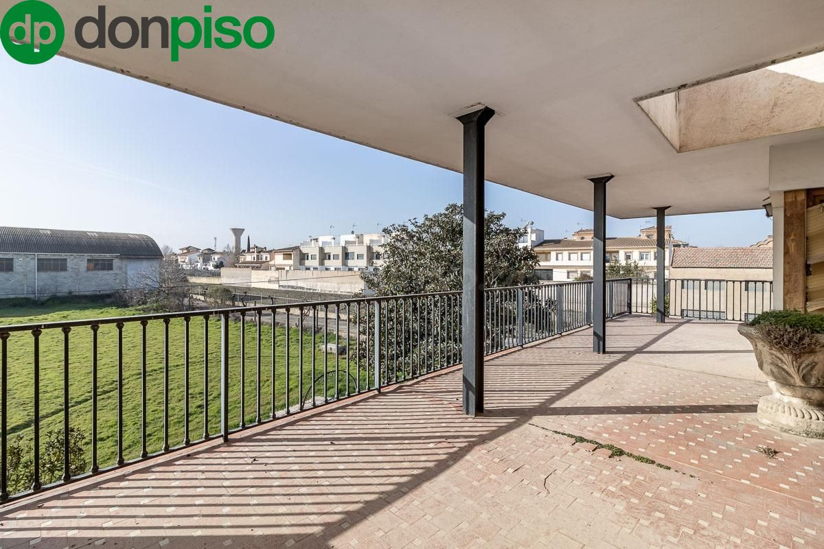 Casa con terreno y nave en Santa Fe
