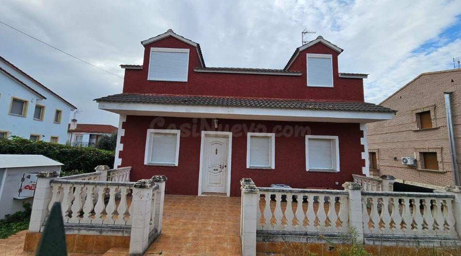 SE VENDE casa adosada OKUPA en C Olmos 11 de Méntrida