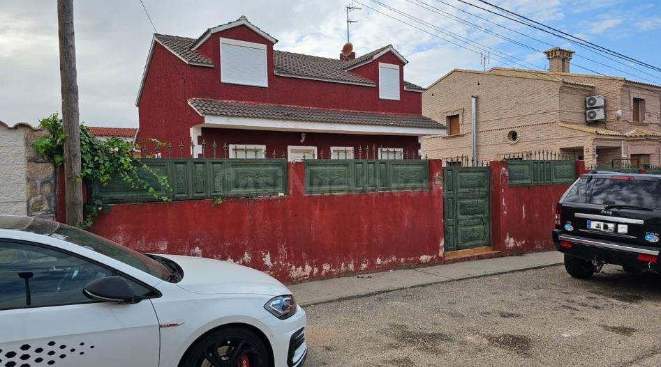 SE VENDE casa adosada OKUPA en C Olmos 11 de Méntrida - foto 2