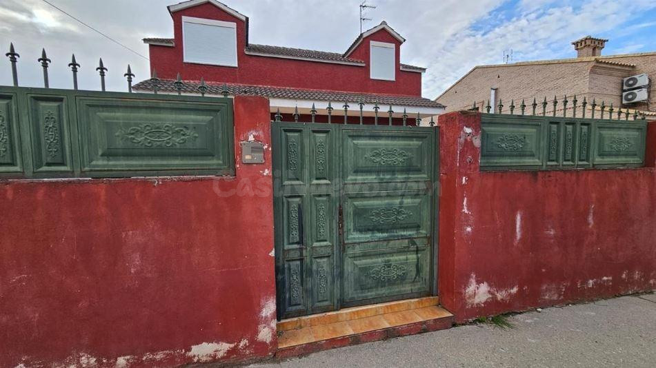 SE VENDE casa adosada OKUPA en C Olmos 11 de Méntrida - foto 3