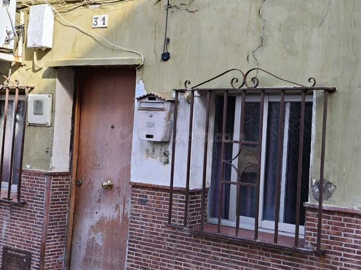 SE VENDE residencial OKUPADO en C Azucenas  31 de San Roque