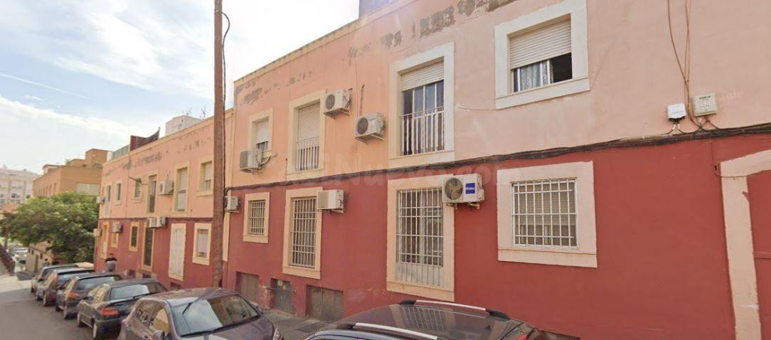 SE VENDE piso OKUPA en C CL JUAN GOYTISOLO 21 de Almería