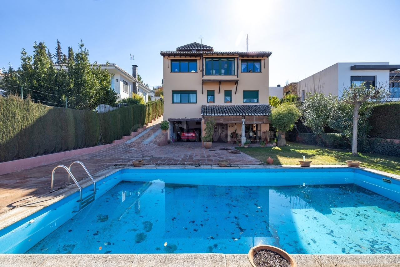 GRAN CASA CON PISCINA EN COLINAS BERMEJAS, MONACHIL