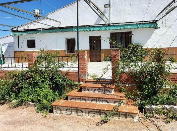 SE VENDE casa  OKUPA en C Diseminados 753 Y 754 de Montoro