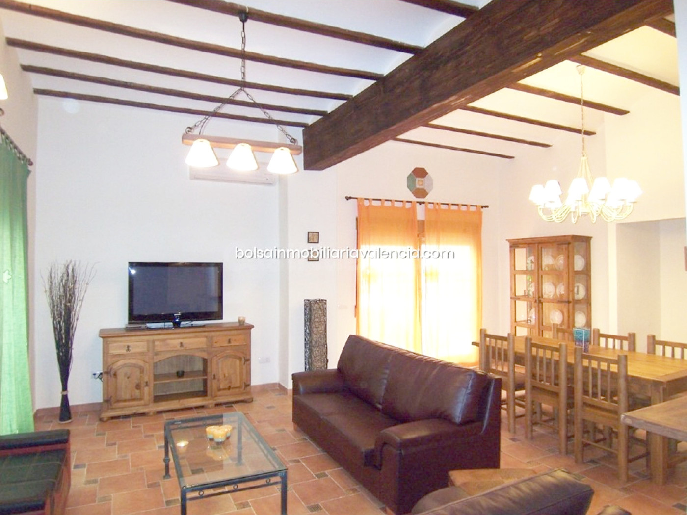 Casa con alma propia en Buñol: 247 m2, jardín y 4 suites, 1 habitación doble, 5 baños
