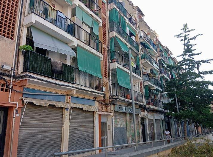 SE VENDE piso OKUPA en C PZ GATASSA, 2 Esc:1 Pl:4 Pt:02 Mataró, Barcelona.