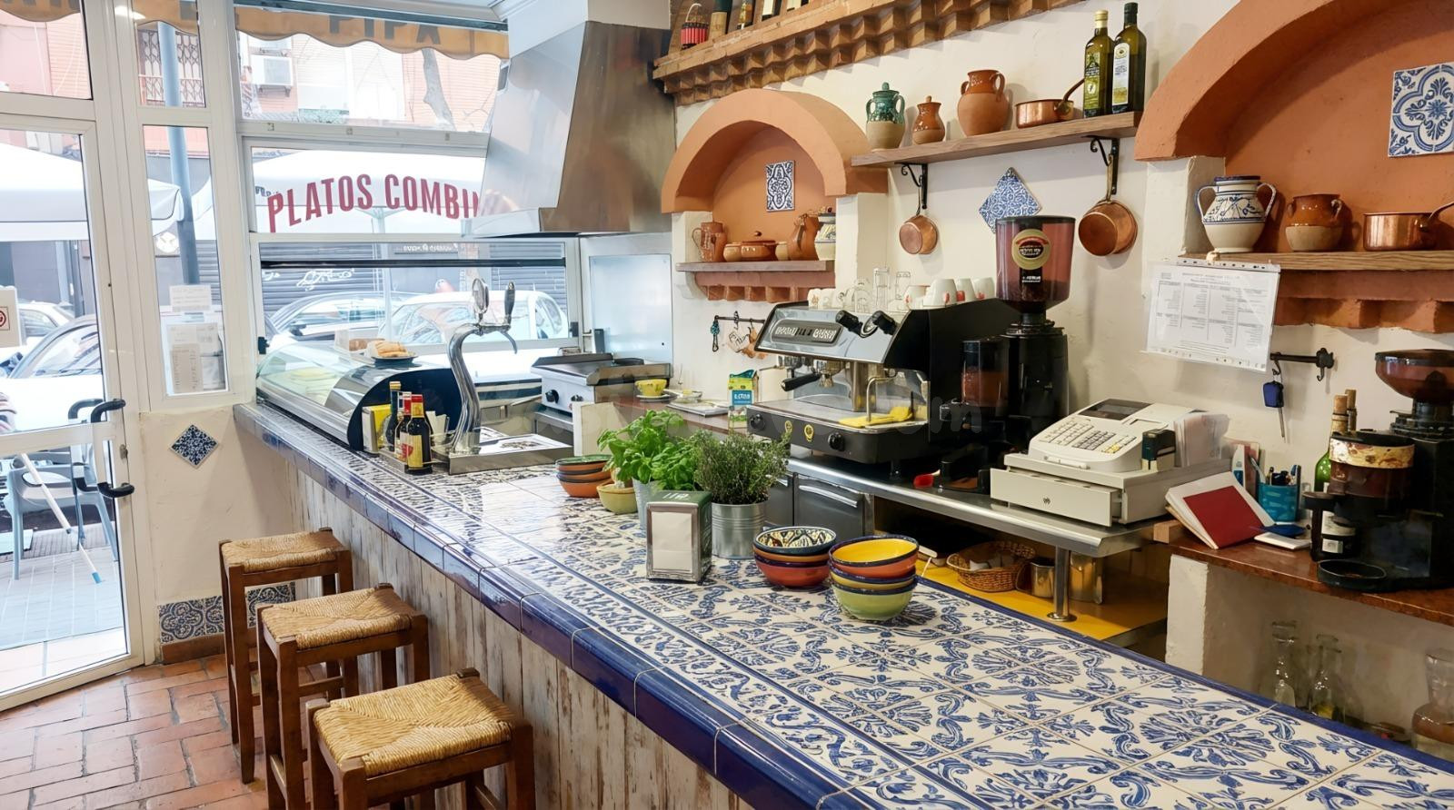 BAR CAFETERÍA EN TRASPASO EN ZONA PATRAIX, IDEAL PARA AUTOEMPLEO