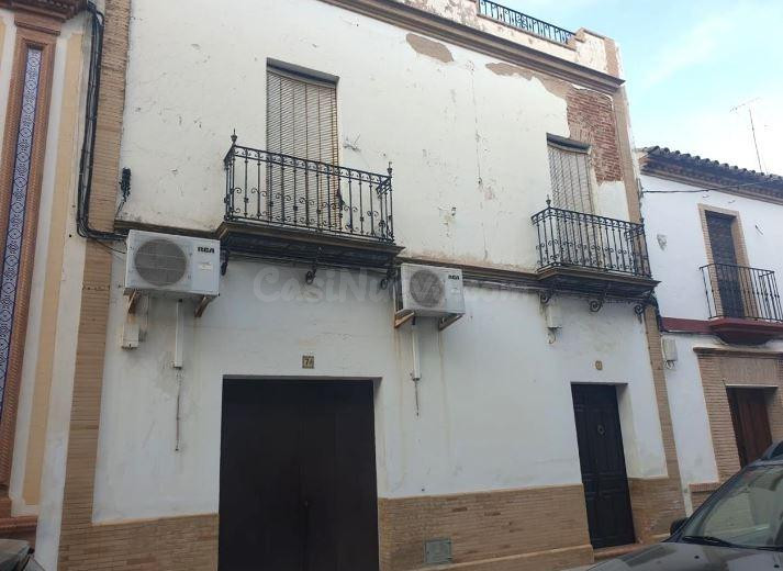 SE VENDE casa adosada OKUPADA en Calle San Fernando Nº 7 Lora del Río (Sevilla)