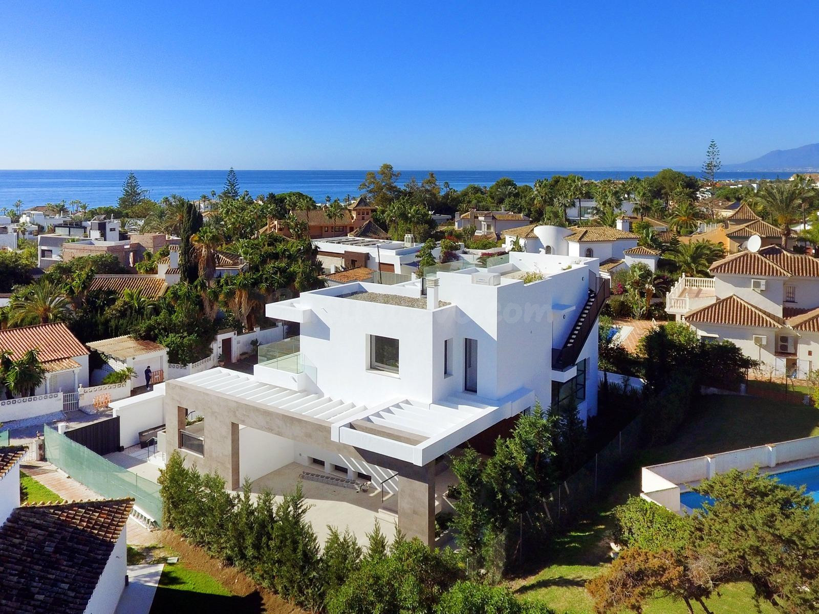 Villa de lujo de 5 dormitorios y 6 baños a pie de playa. Marbesa, Marbella