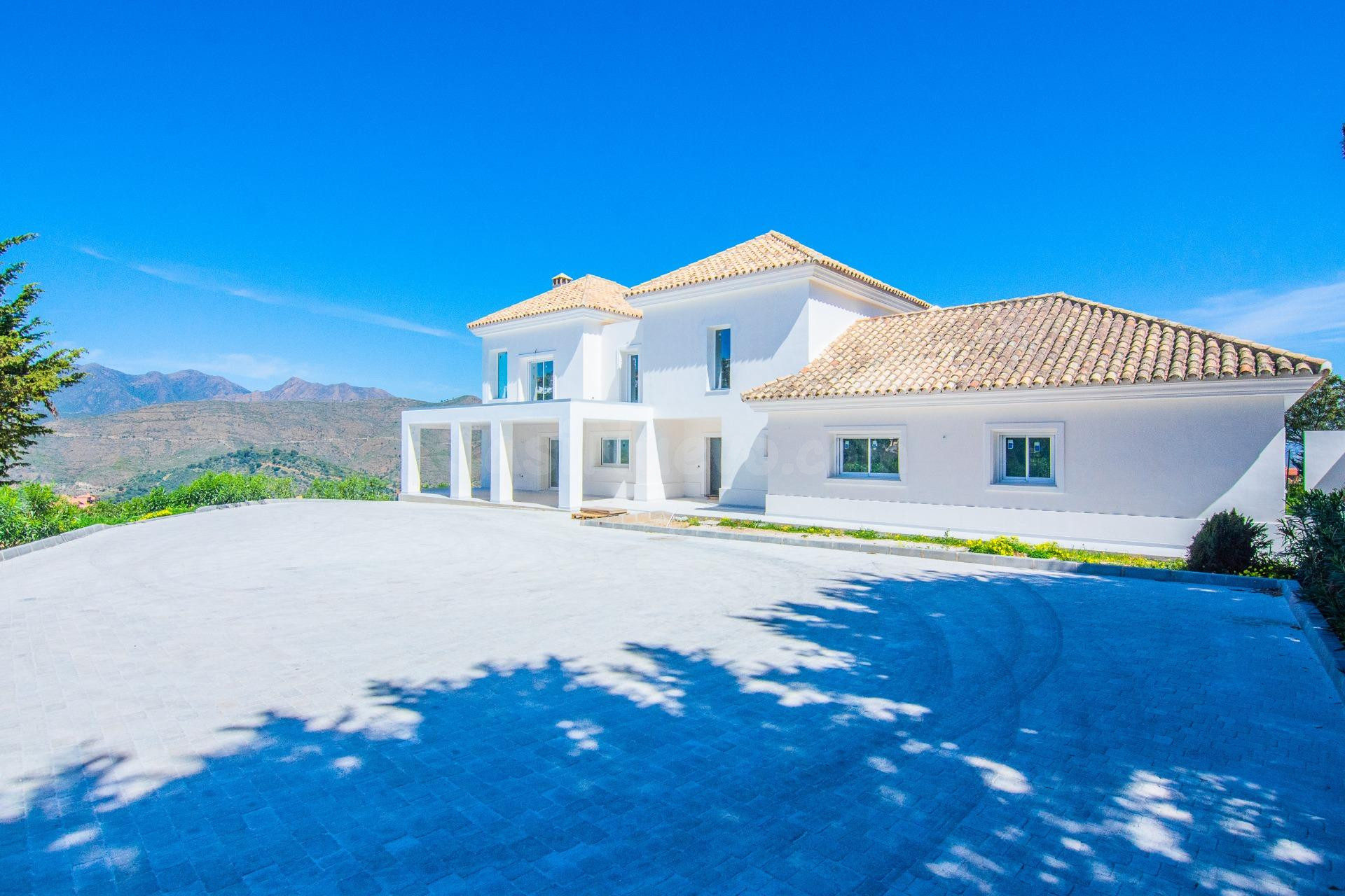 Villa reformada de 4 dormitorios y 3 baños en La Mairena, Ojén