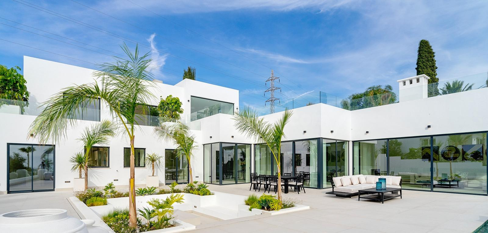 Villa de lujo de 5 dormitorios y 5 baños con vistas al mar. El Rosario, Marbella