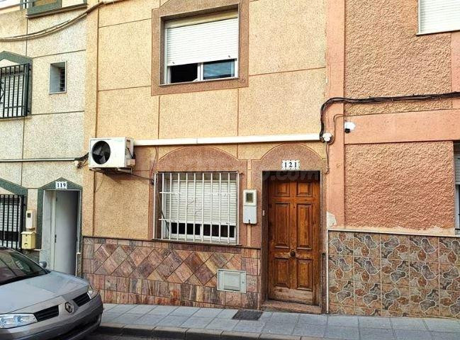 SE VENDE piso OKUPA en C Sierra Bacares 93 de Almería