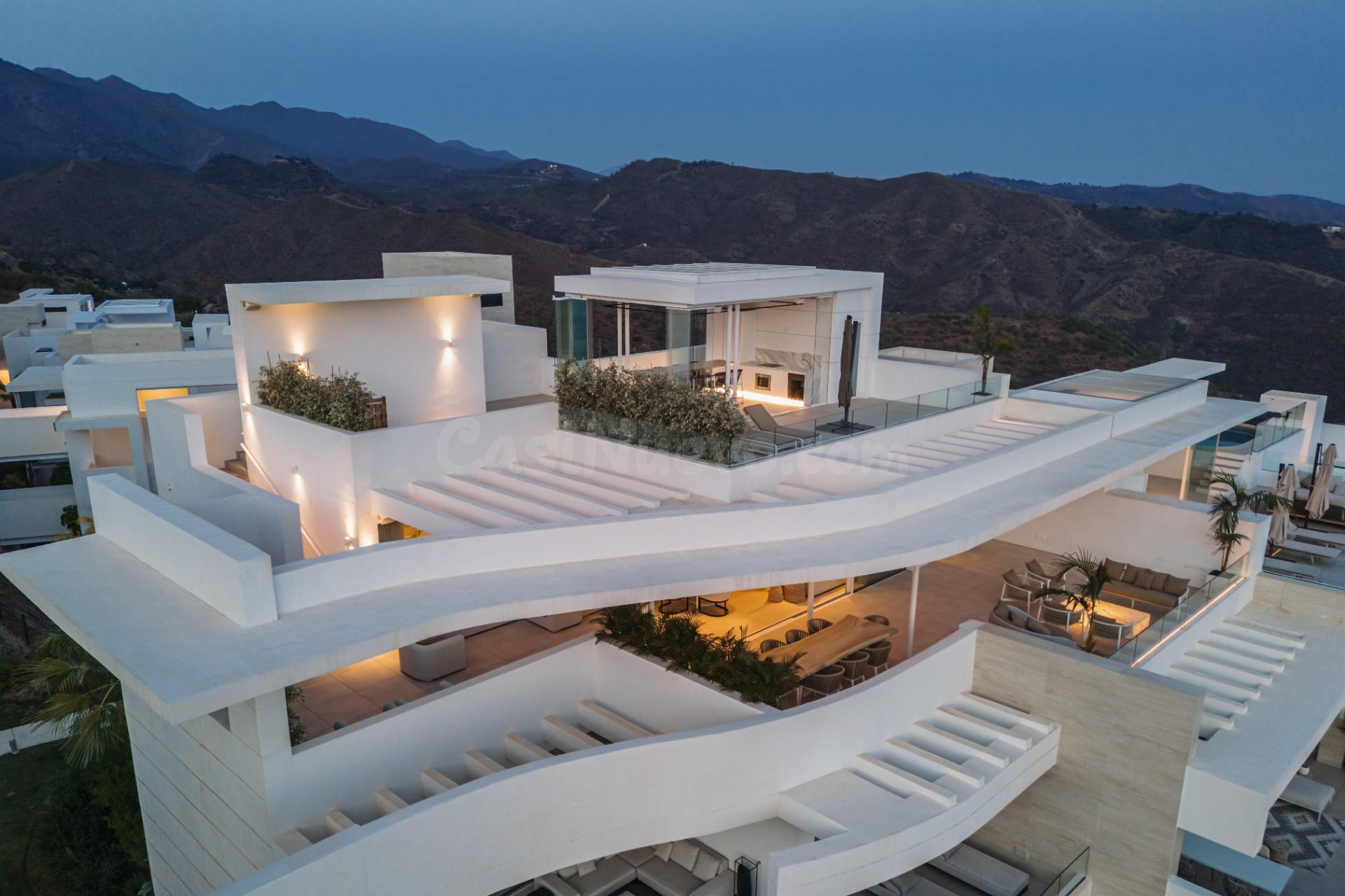 Ático dúplex de 3 dormitorios y 3 baños con vistas al mar y la montaña. Palo Alto, Ojén