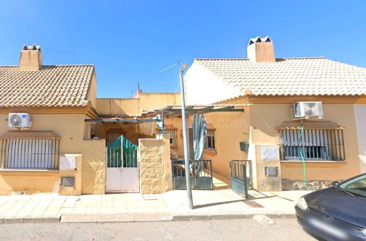 SE VENDE casa adosada OKUPA en C Cerrito Pinar 39 de Villanu
