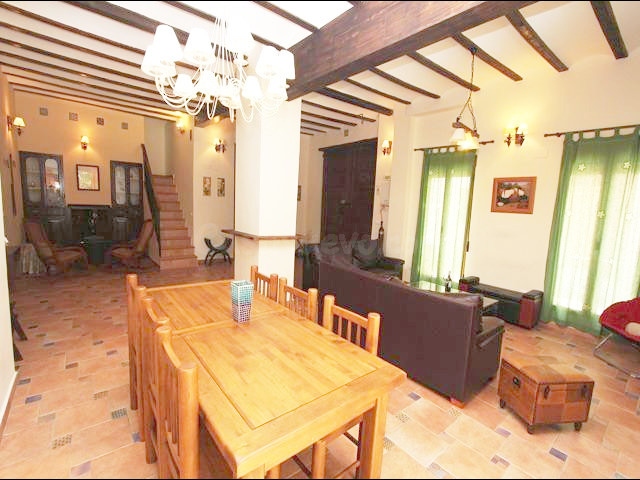 Casa rural con historia en Buñol: 5 habitaciones, 5 baños, jardín, paellero y potencial de explotación