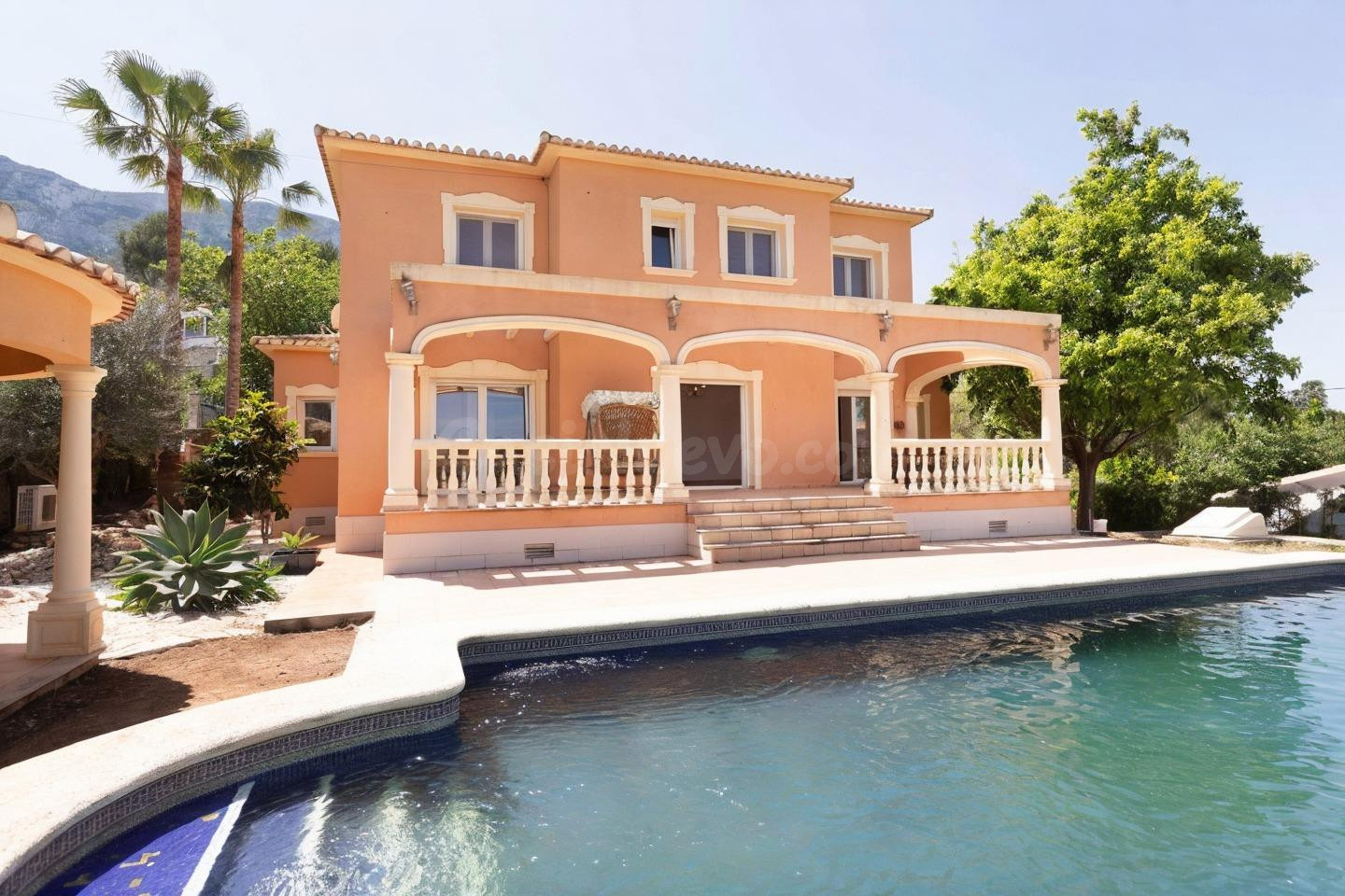 Chalet independiente en Dénia: amplitud real, privacidad y vida mediterránea