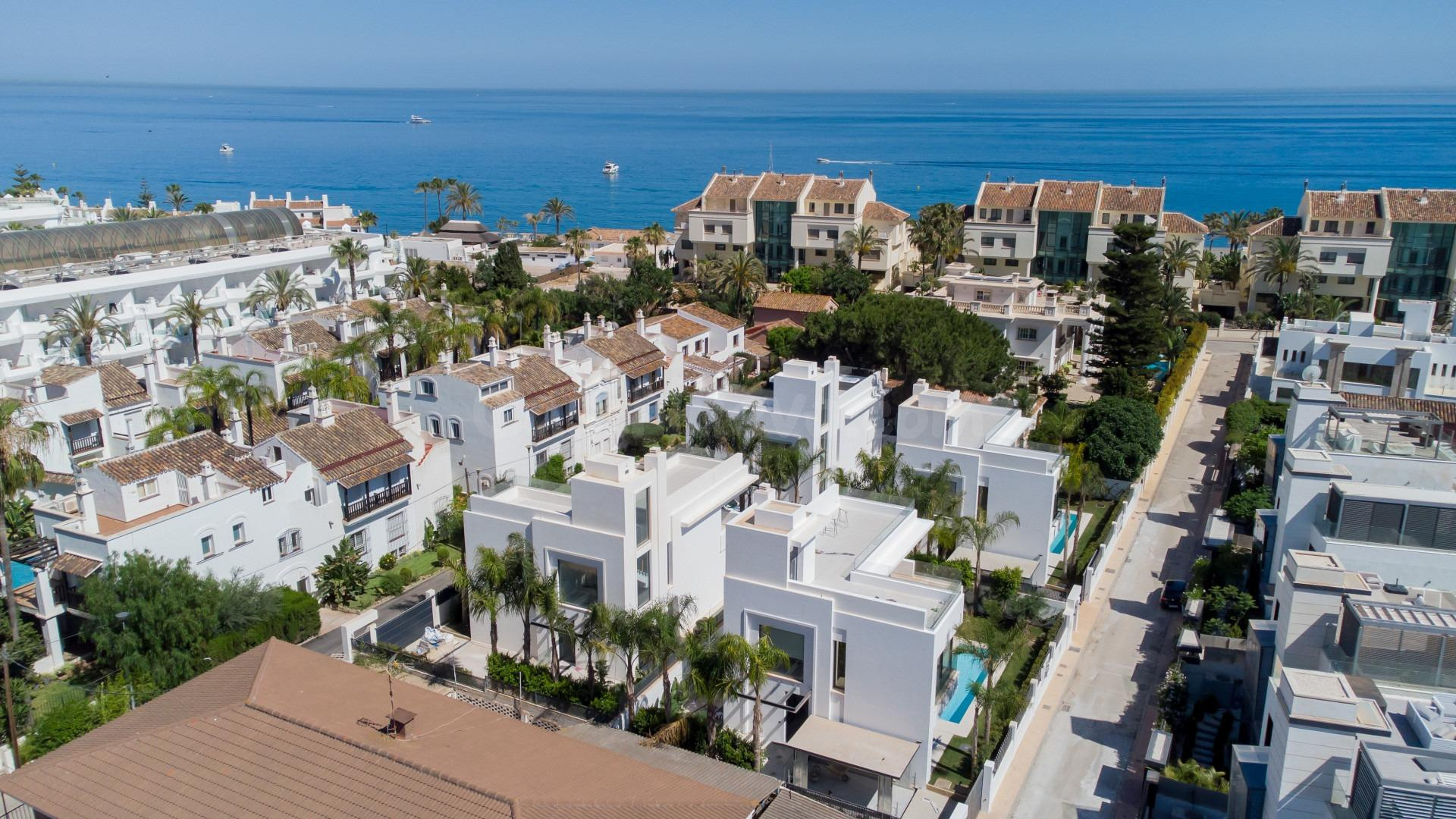 Villa de lujo de 4 dormitorios y 5 baños a 100m de la playa. Río Verde, Milla de Oro, Marbella