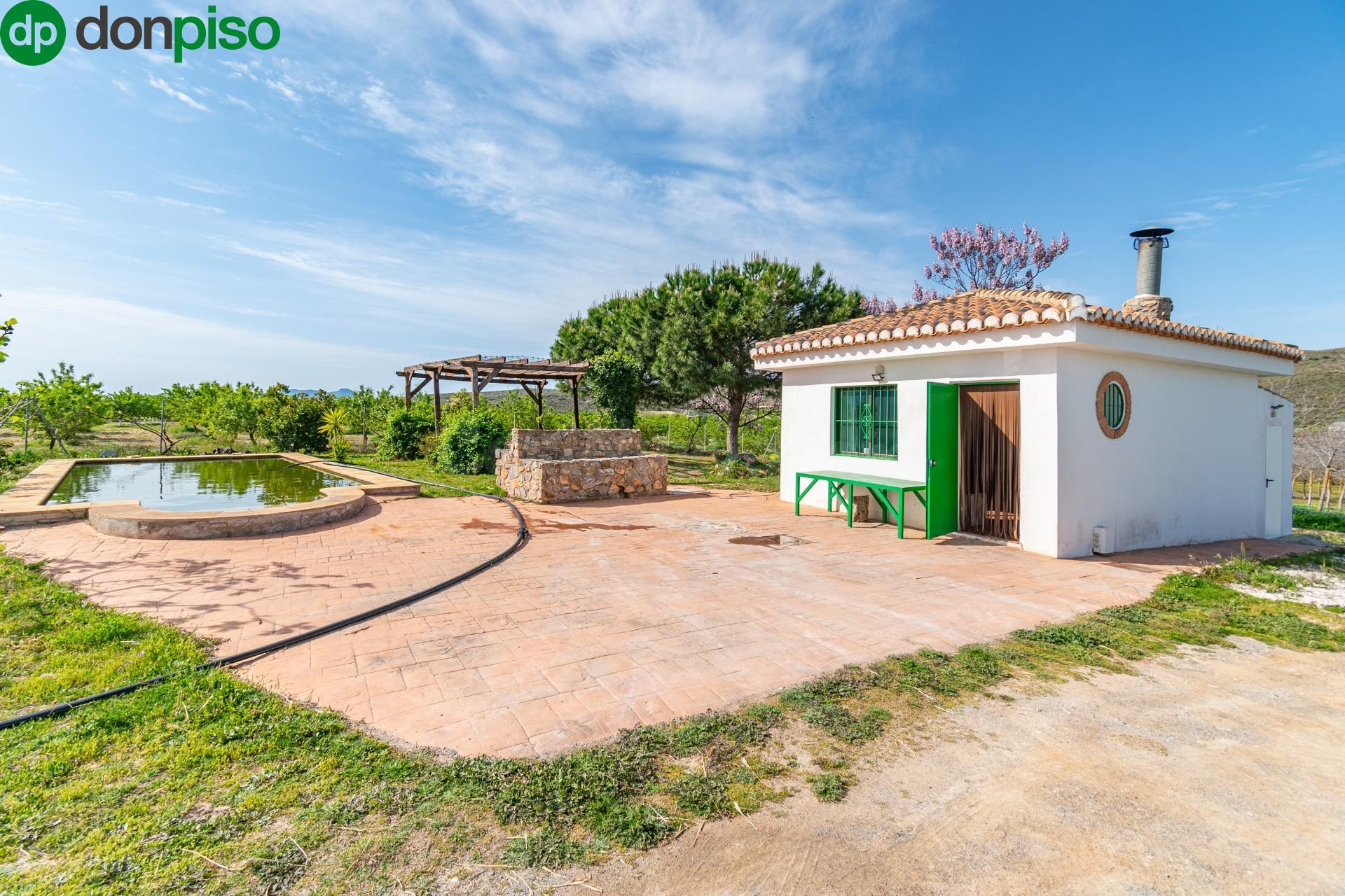 Finca rústica en venta con casa, nave y piscina