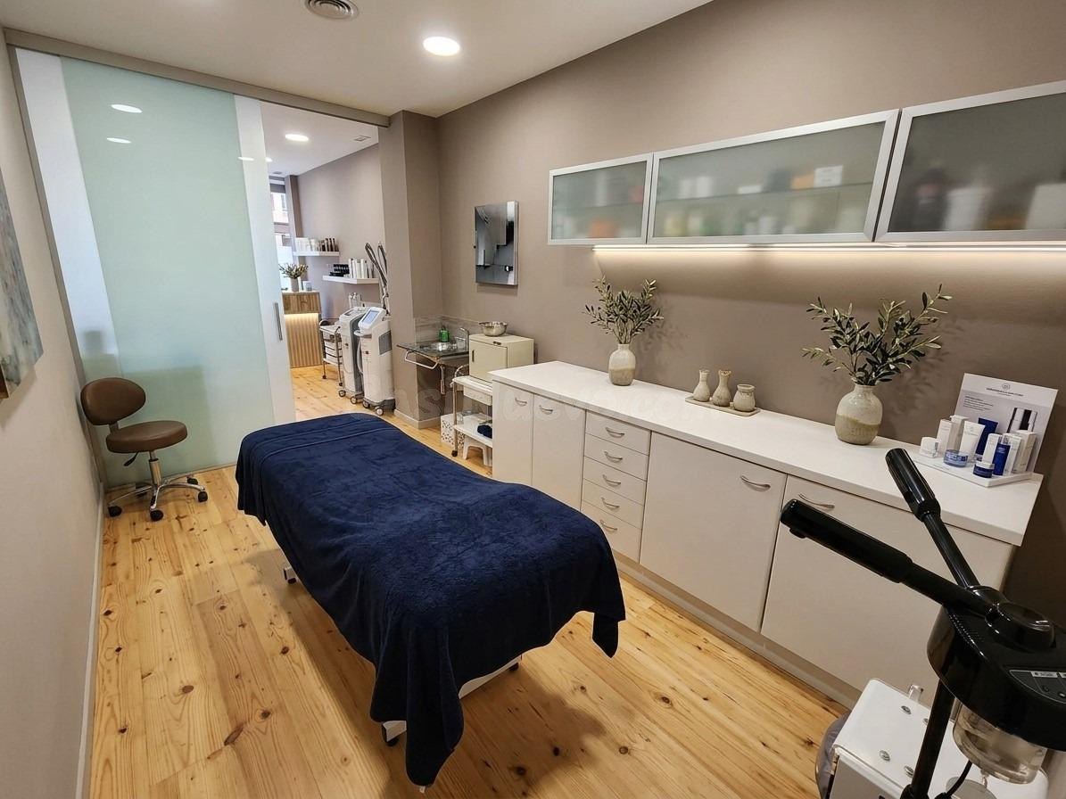 CENTRO DE ESTÉTICA CONSOLIDADO EN TRASPASO EN ARRANCAPINS – 20 AÑOS DE CLIENTELA – 150 m2