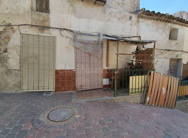SE VENDE casa adosada OKUPA en C Bartolo Lopo 23 de Cieza