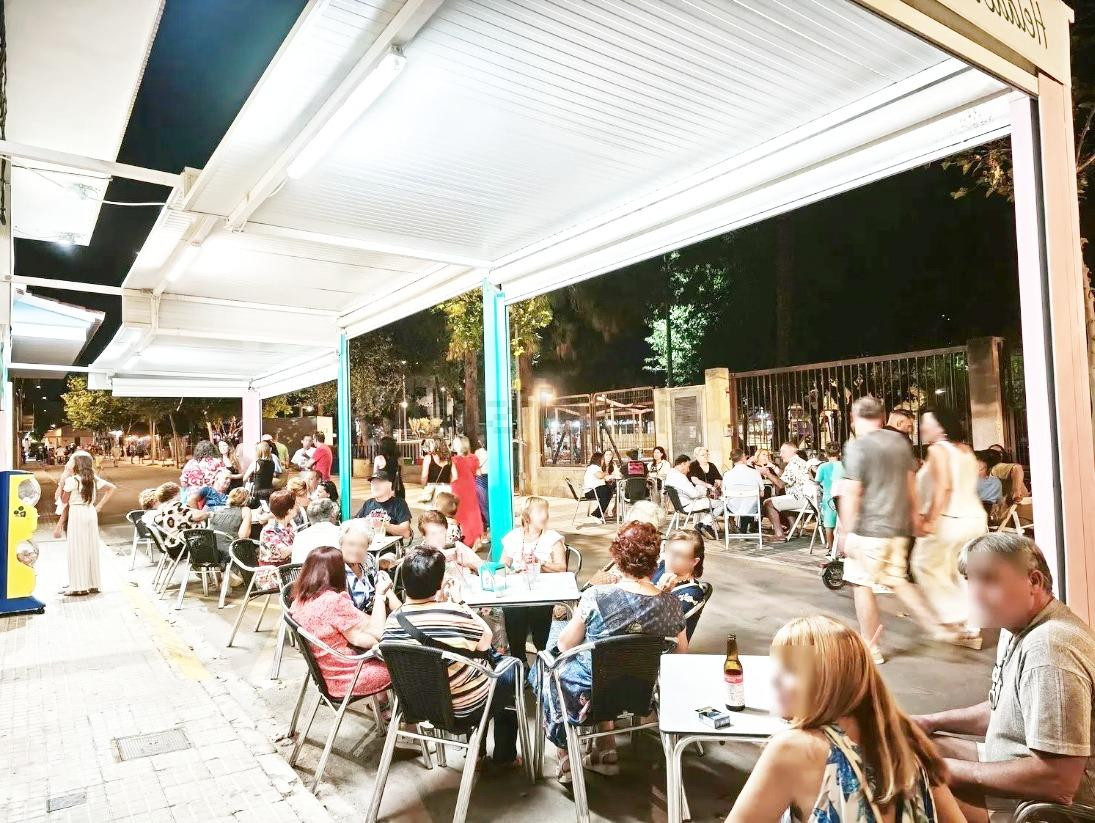 Heladería y yogurtería en traspaso. Negocio consolidado con 10 años de actividad y alquiler de 650 €/mes