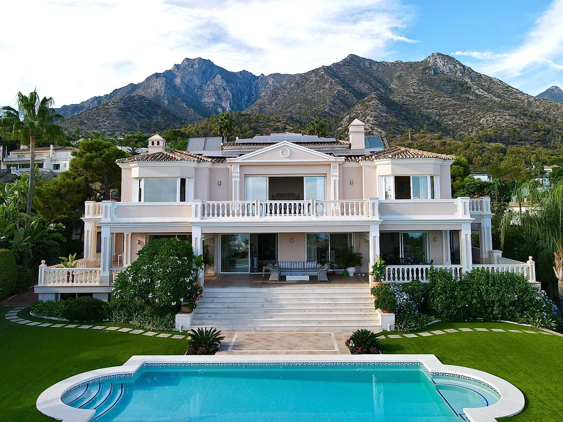 Villa de lujo de 6 dormitorios y 8 baños con vistas al mar. Cascada de Camoján, Marbella Norte