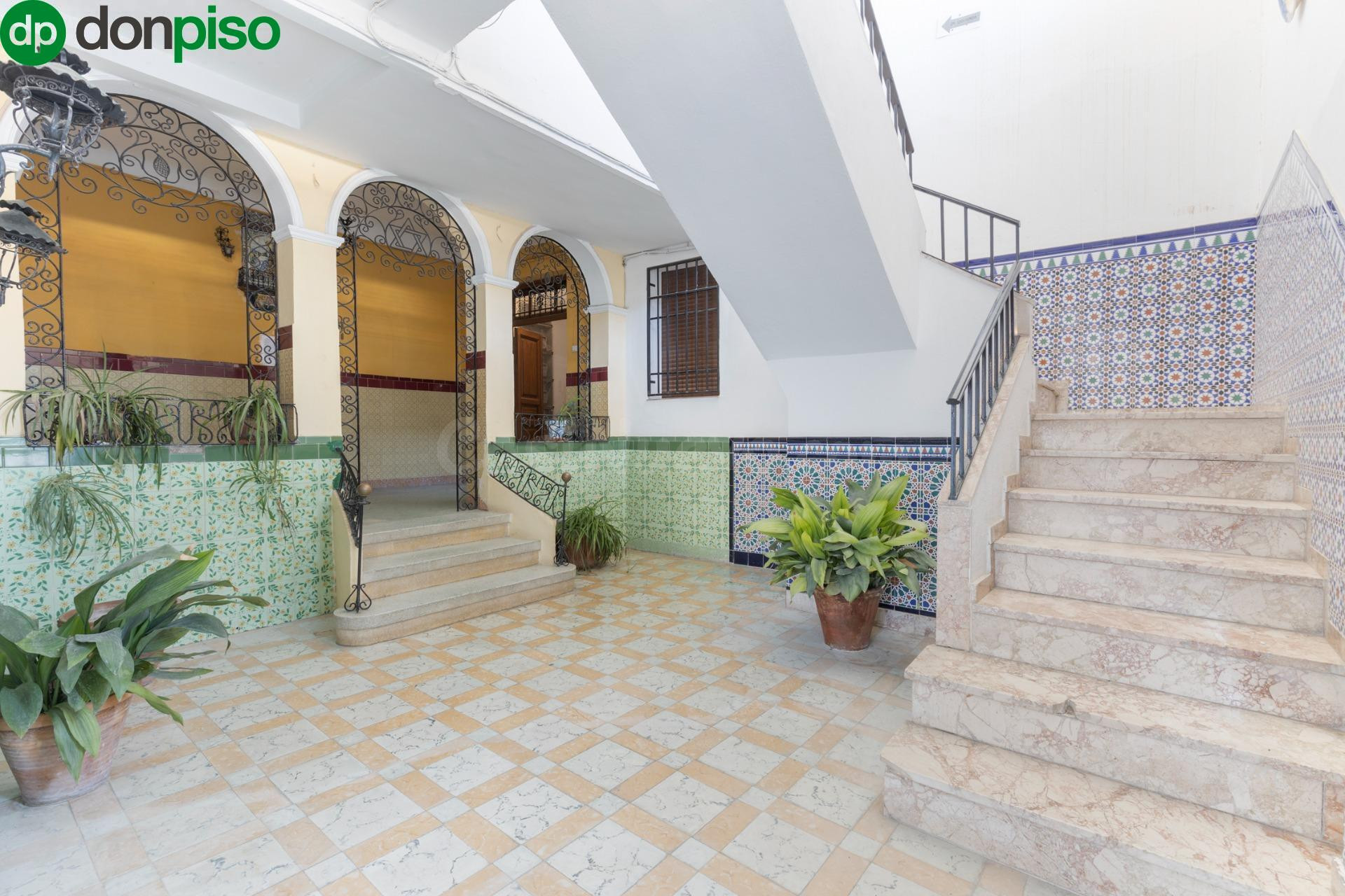 Edificio en venta completo junto a Gran Vía- Bajo Albaicín