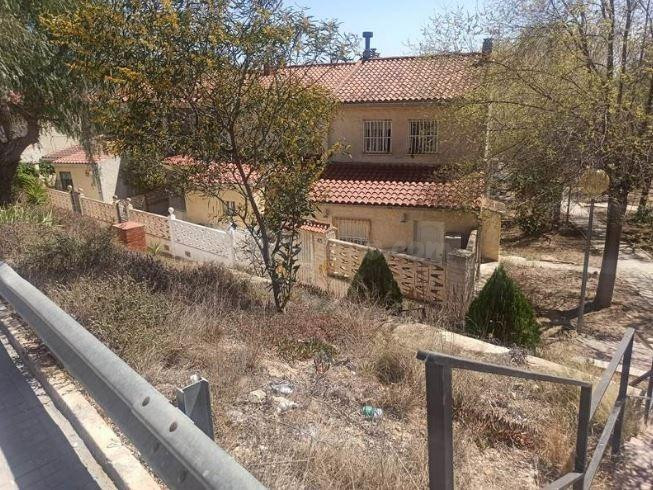 SE VENDE casa  OKUPA en C Tomillo 65 de Elda