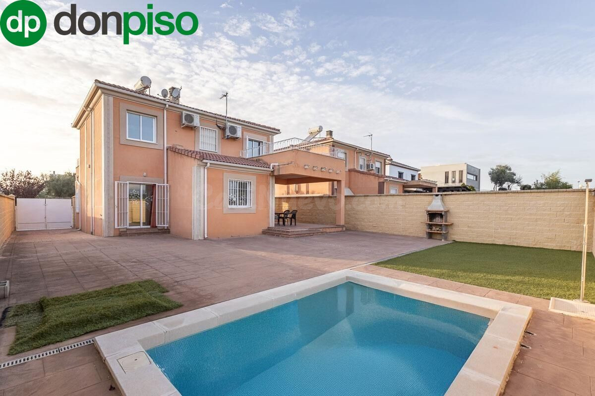 FANTÁSTICA CASA EN URBANIZACIÓN LOS CORTIJOS