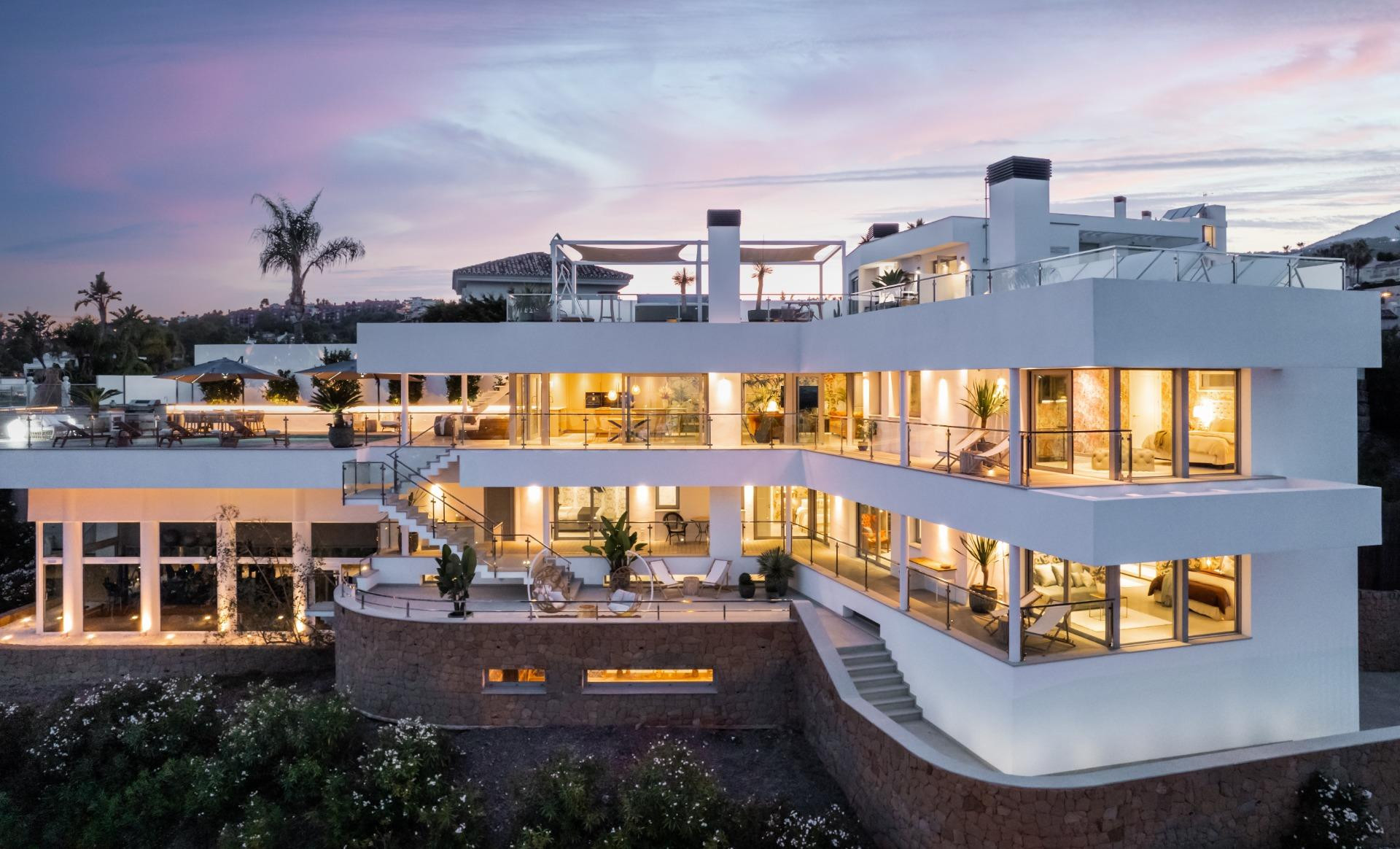 Villa de lujo,  5 dormitorios, 7 baños,  vistas al mar, la montaña y al golf. El Herrojo, Benahavís