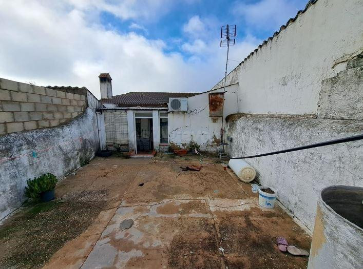 SE VENDE casa adosada OKUPA en C Tahona Fleming 13 de Calañ