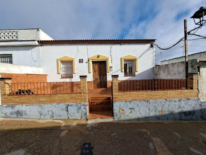 SE VENDE casa adosada OKUPA en C Tahona Fleming 13 de Calañ - foto 2