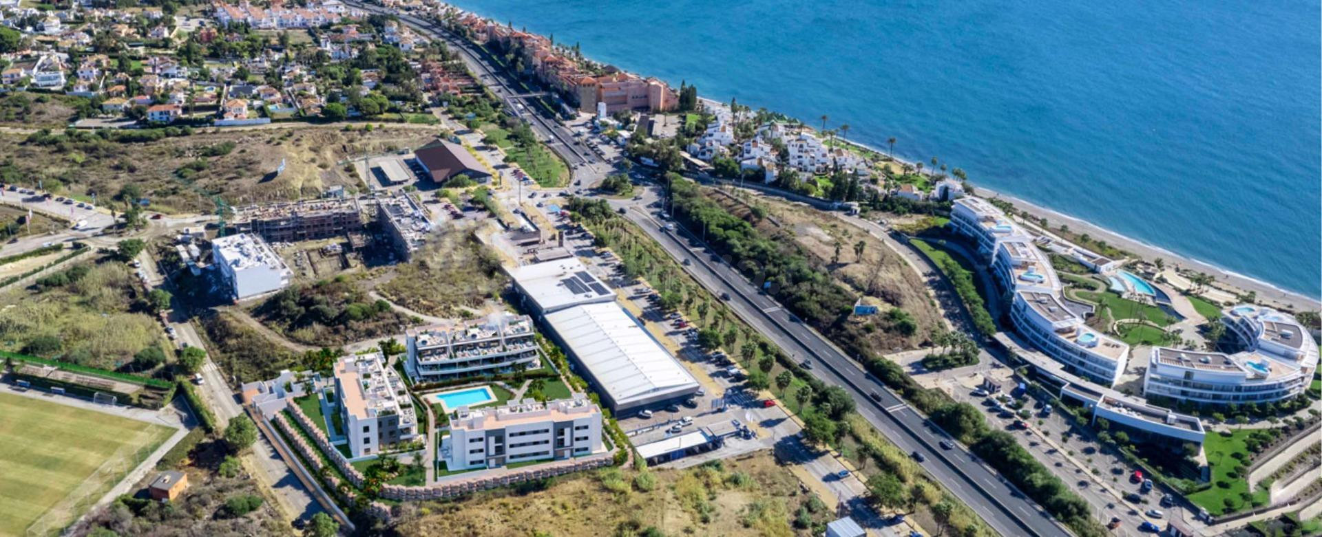 Apartamento planta baja de 3 dormitorios, 2 baños con vistas al mar. Estepona