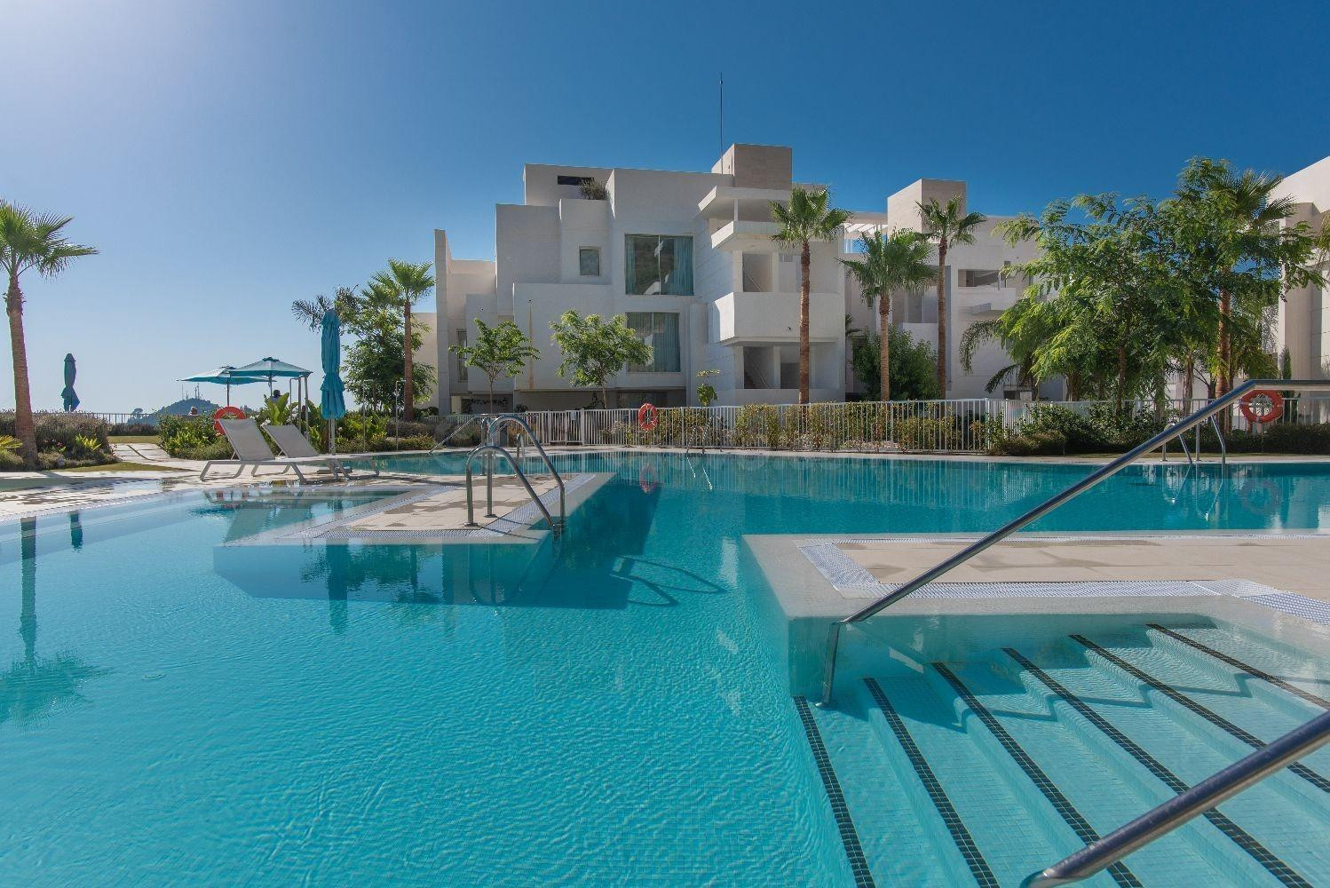 Apartamento de lujo de 2 dormitorios y 2 baños en exclusiva urbanización de Marbella