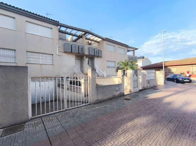 SE VENDE casa adosada OKUPADA en Rúa Puerto Pizarro-M.Marfagon Nº 23 Cartagena (Murcia)