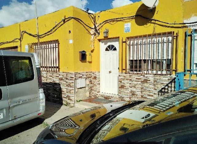 SE VENDE casa  OKUPA en C Picos De Europa  26 de Ejido (El)